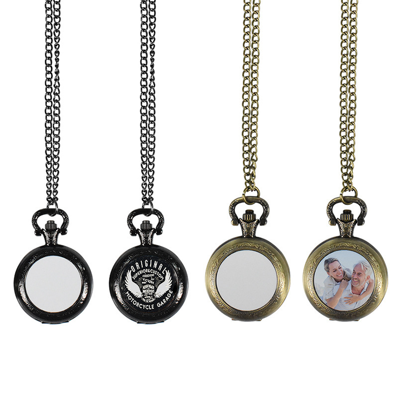 Jewels On Watches - Naszyjnik z metalowym zegarkiem kieszonkowym w