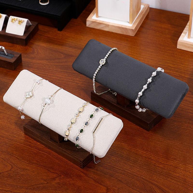 Jewelry And Watches Exhibition - Stojak na biżuterię z litego drewna