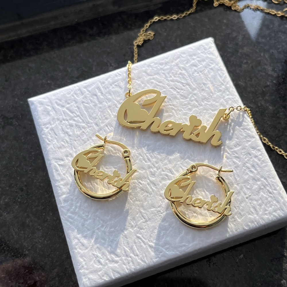 Zestaw biżuterii na zamówienie – Engraved Name Necklace recenzja i cena